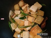 选择合适的豆腐制作葱烧豆腐
