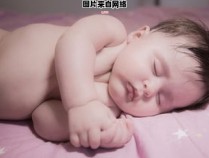 婴儿出生一个月后出现呕吐症状（婴儿出生一个月吐奶是什么原因）
