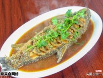 红烧鱼的烹饪技巧，避免食材粘锅问题