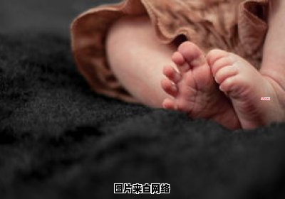 婴儿脚部为何出现皮肤脱皮情况？（婴儿脚蜕皮咋回事）