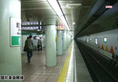 火车站的月台和地铁站的站台有什么不同？